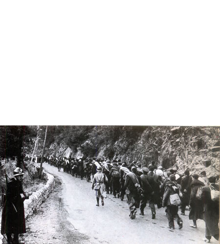 Soldados desarmados del ejército de la República en su larga marcha hacia el exilio.